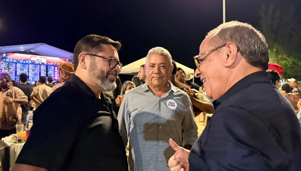 Deputado Hélio Isaías conversa com moradores