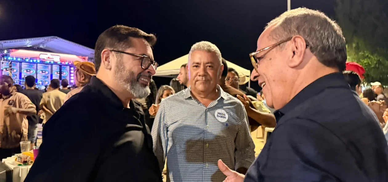Deputado Hélio Isaías conversa com moradores