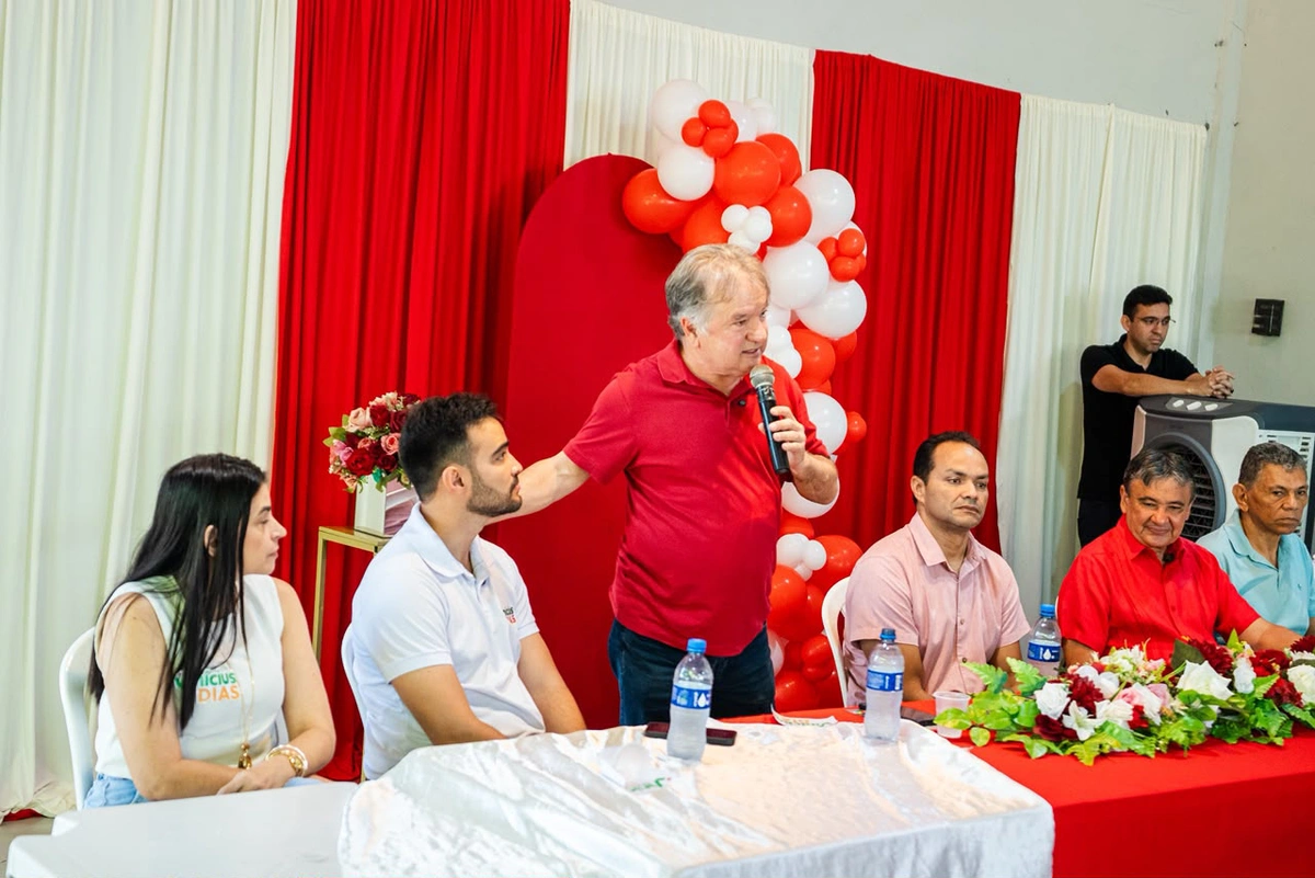 Dobradinha entre Vinicius Dias e Merlong Solano