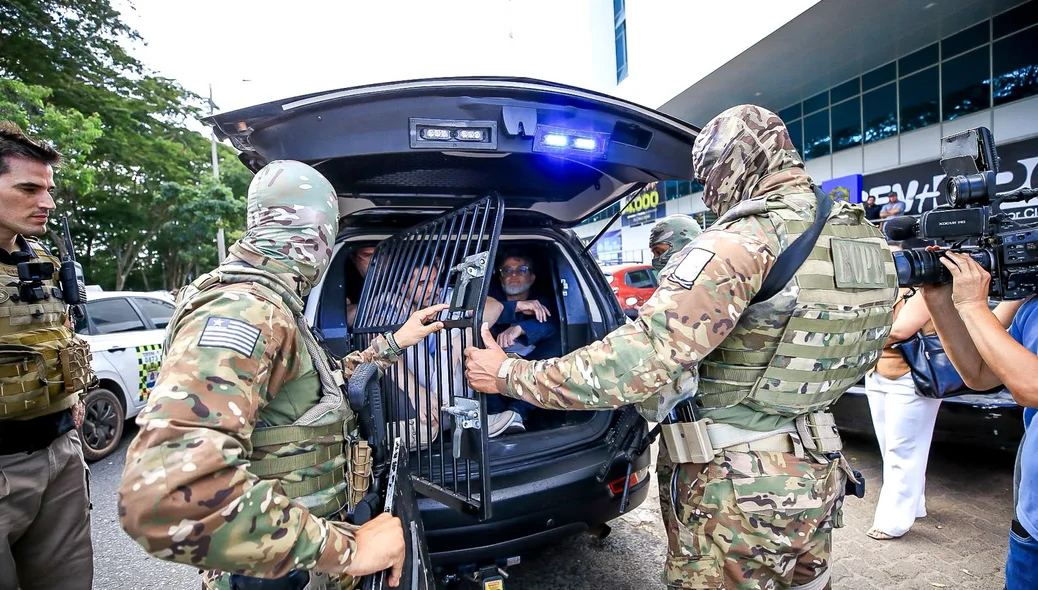 Douglas Fonseca e outros presos sendo levados