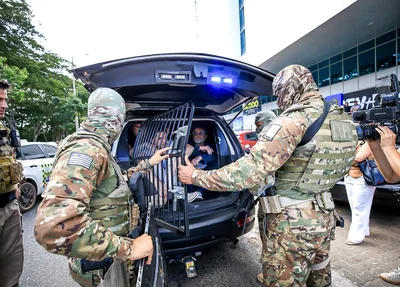 Douglas Fonseca e outros presos sendo levados