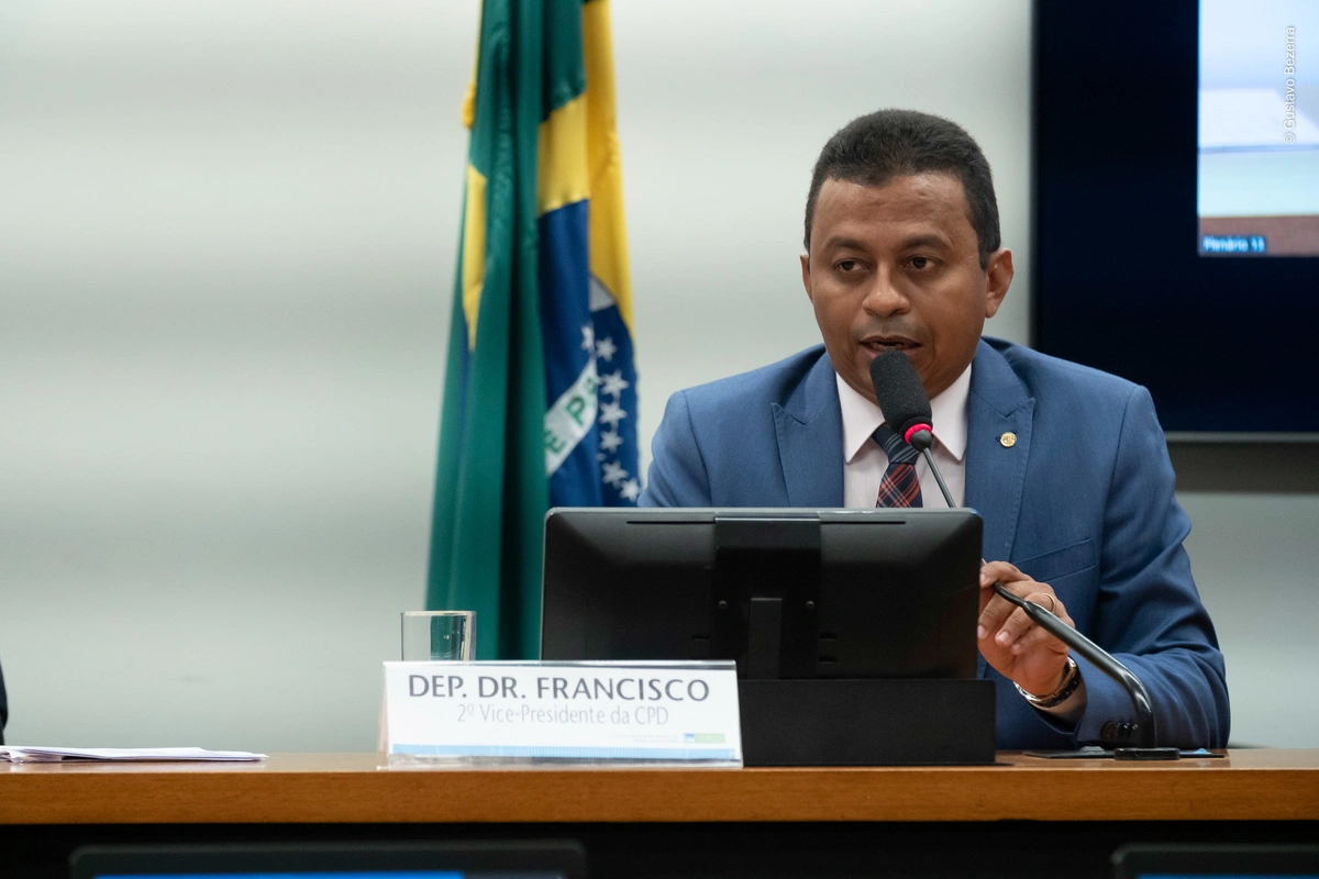 Dr. Francisco quer reduzir jornada de trabalho de mães atípicas no setor privado