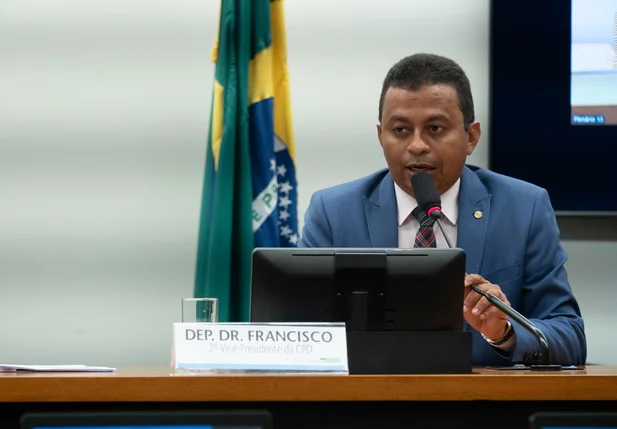 Dr. Francisco quer reduzir jornada de trabalho de mães atípicas no setor privado