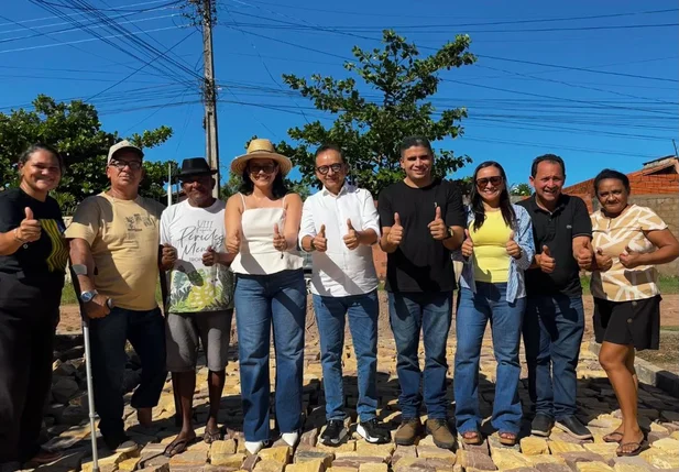 Dr. Hélio acompanha obras de pavimentação em José de Freitas