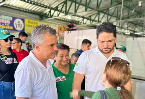 Deputado Dr. Vinicius prestigia aniversário de Dr. Ribamar Bandeira no Mercado de Campo Maior