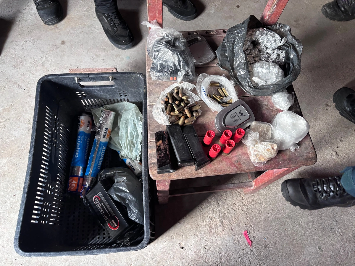 Drogas, arma de fogo e balança de precisão foram apreendidas durante a ação