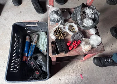 Drogas, arma de fogo e balança de precisão foram apreendidas durante a ação