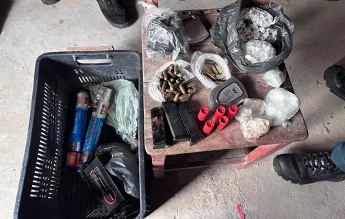 Drogas, arma de fogo e balança de precisão foram apreendidas durante a ação
