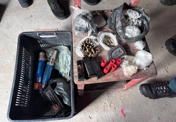 Drogas, arma de fogo e balança de precisão foram apreendidas durante a ação