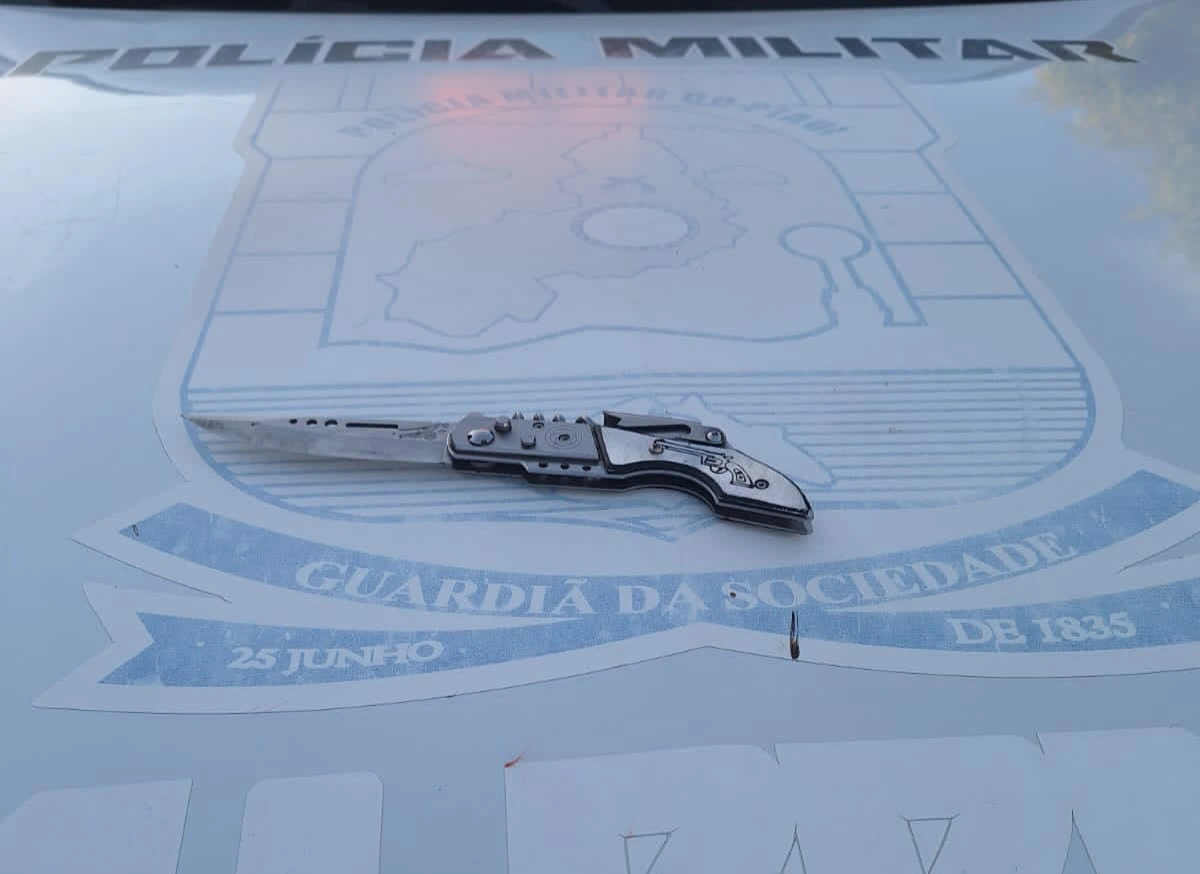 Durante a ação, a suspeita portava um canivete, que caiu no chão durante a confusão e não chegou a ser utilizado.