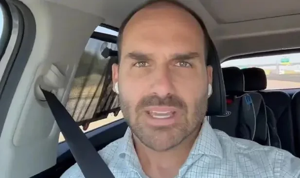 Eduardo Bolsonaro critica Moraes e afirma que ex-presidente vive "em cativeiro"