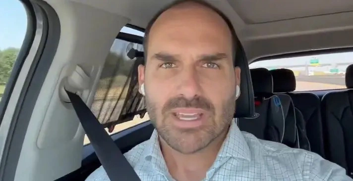 Eduardo Bolsonaro critica Moraes e afirma que ex-presidente vive "em cativeiro"