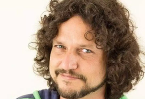 Quem era Edward Boggiss, intérprete do vilão Tony em Sandy & Junior que morreu aos 49 anos
