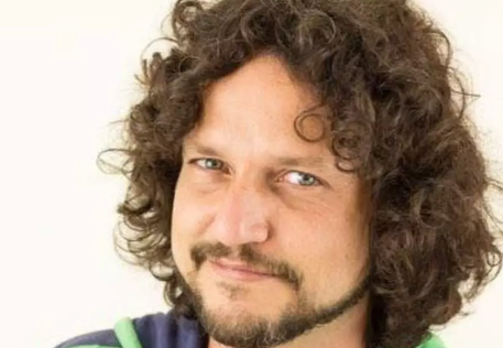 Quem era Edward Boggiss, intérprete do vilão Tony em Sandy & Junior que morreu aos 49 anos