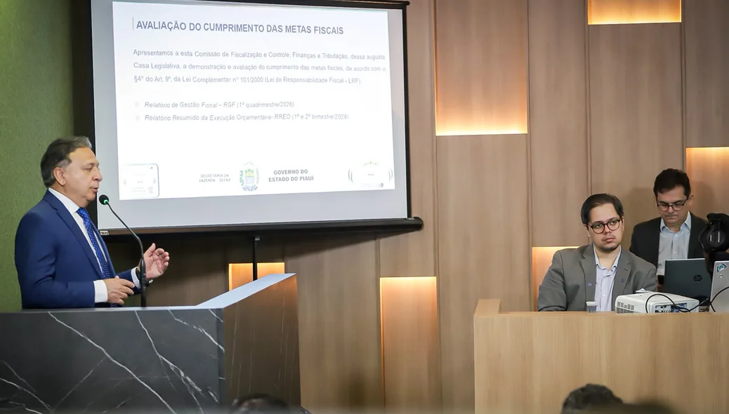 Emílio Júnior, secretário de Fazenda, apresentando dados