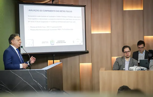 Emílio Júnior, secretário de Fazenda, apresentando dados