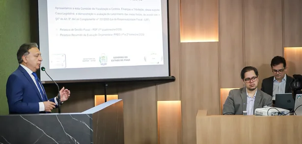 Emílio Júnior, secretário de Fazenda, apresentando dados