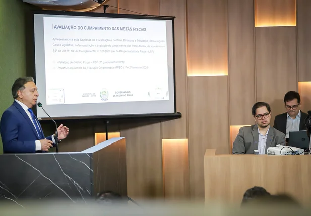 Emílio Júnior, secretário de Fazenda, apresentando dados