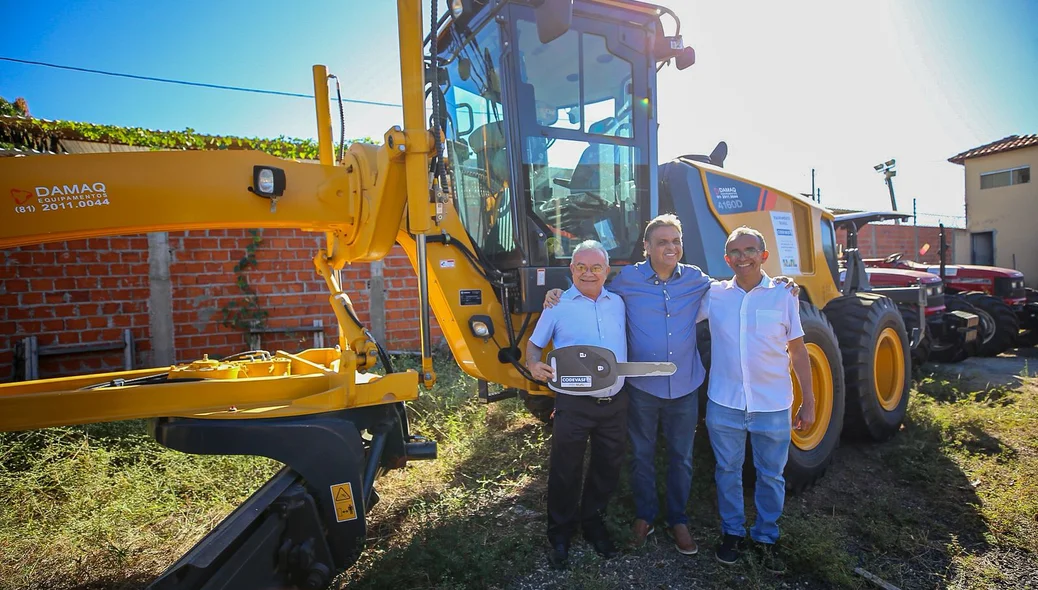 Entrega de equipamentos a prefeituras na sede da Codevasf