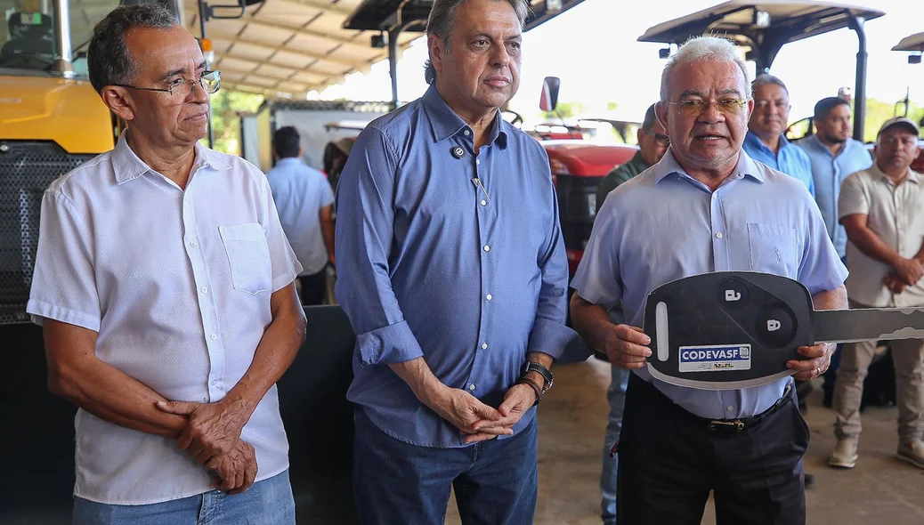 Entrega de equipamentos a prefeituras na sede da Codevasf em Teresina