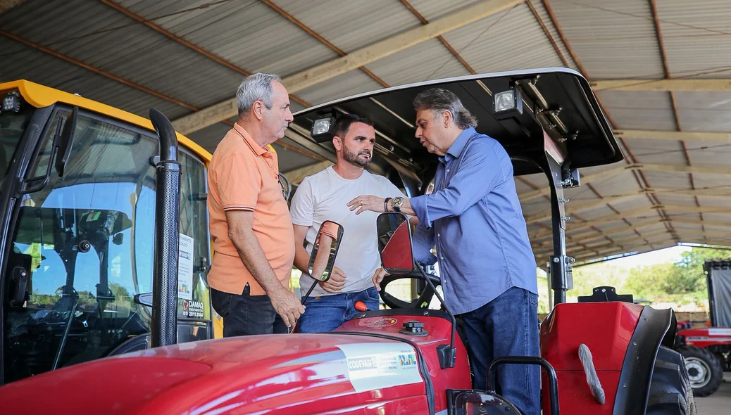Entrega de máquinas a 15 municípios do Piauí