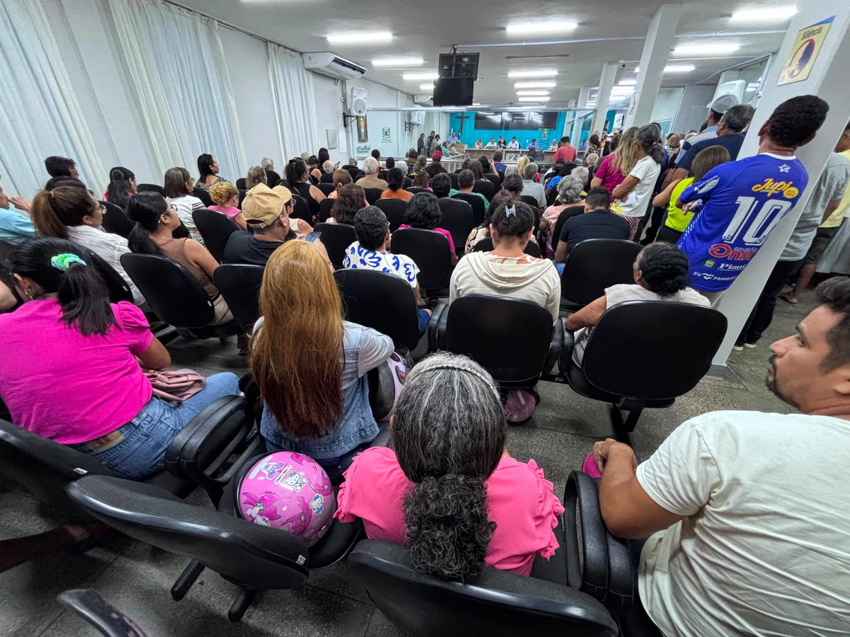 Entrega de títulos definitivos de propriedade para famílias da cidade de Parnaíba