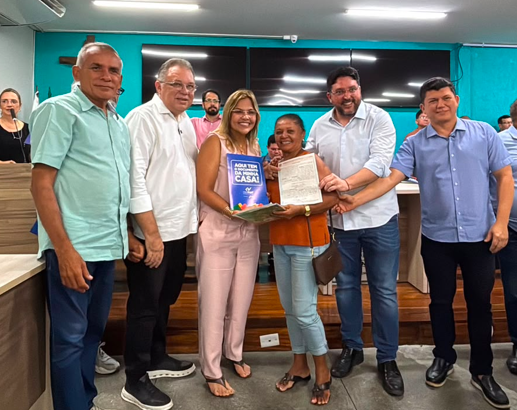 Entrega de títulos definitivos de propriedade para famílias de Parnaíba