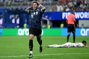 Enzo Fernández, da Argentina, comemorando o gol marcado sobre a Inglaterra