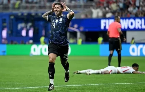 Enzo Fernández, da Argentina, comemorando o gol marcado sobre a Inglaterra