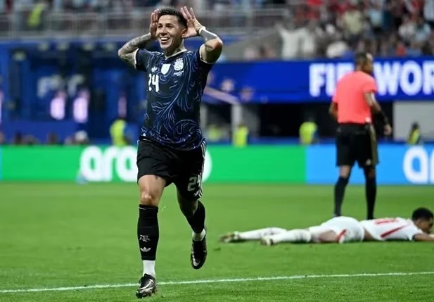 Enzo Fernández, da Argentina, comemorando o gol marcado sobre a Inglaterra