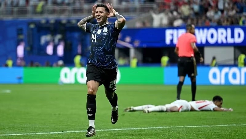Enzo Fernández, da Argentina, comemorando o gol marcado sobre a Inglaterra
