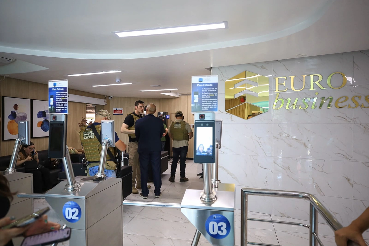 Equipe da SOI no Eurobusiness cumprindo mandados contra DF Trader