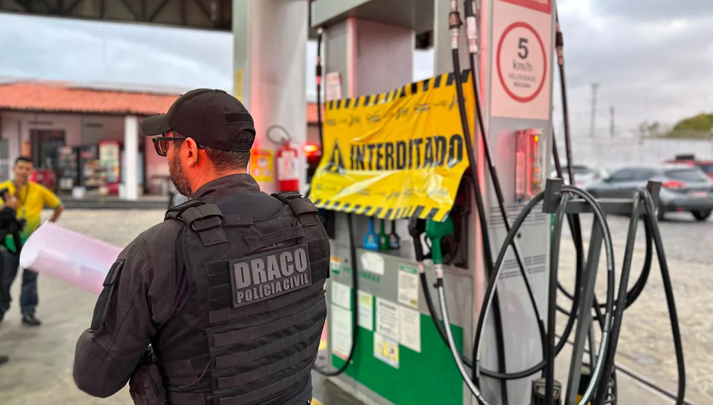 Equipes do DRACO em operação contra posto de combustíveis