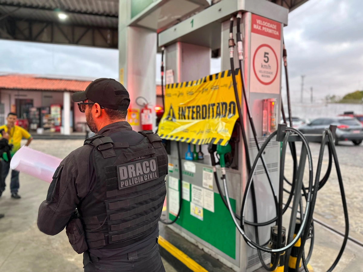 Equipes do DRACO em operação contra posto de combustíveis