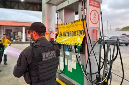 Equipes do DRACO em operação contra posto de combustíveis