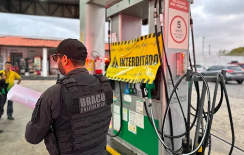 Equipes do DRACO em operação contra posto de combustíveis