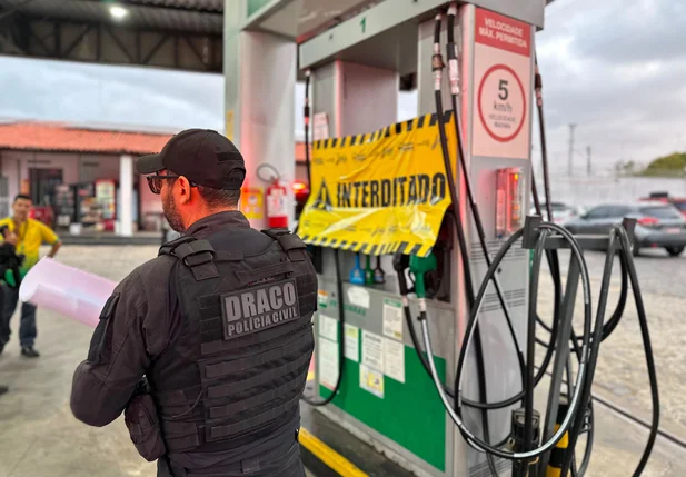 Equipes do DRACO em operação contra posto de combustíveis