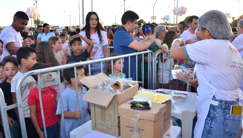 Evento reuniu centenas de moradores na Praça do Jardim Lavina