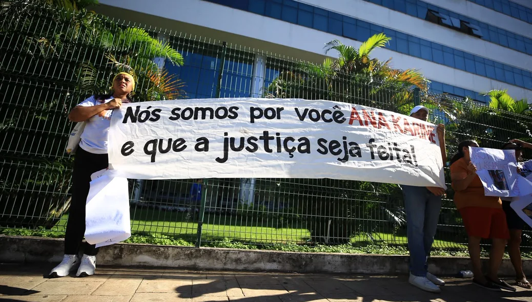 Familiares e amigos protestaram em frente ao TJ-PI nesta quinta-feira (16)