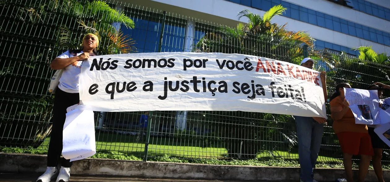 Familiares e amigos protestaram em frente ao TJ-PI nesta quinta-feira (16)