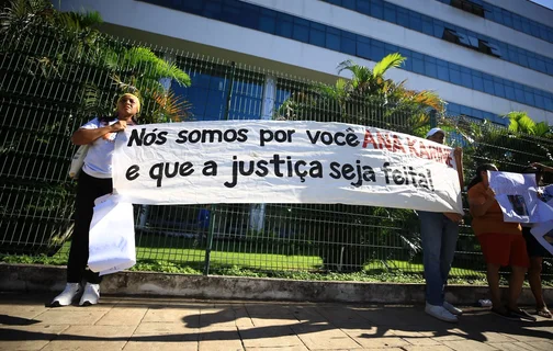 Familiares e amigos protestaram em frente ao TJ-PI nesta quinta-feira (16)