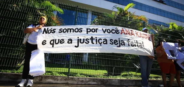 Familiares e amigos protestaram em frente ao TJ-PI nesta quinta-feira (16)