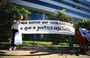 Familiares e amigos protestaram em frente ao TJ-PI nesta quinta-feira (16)