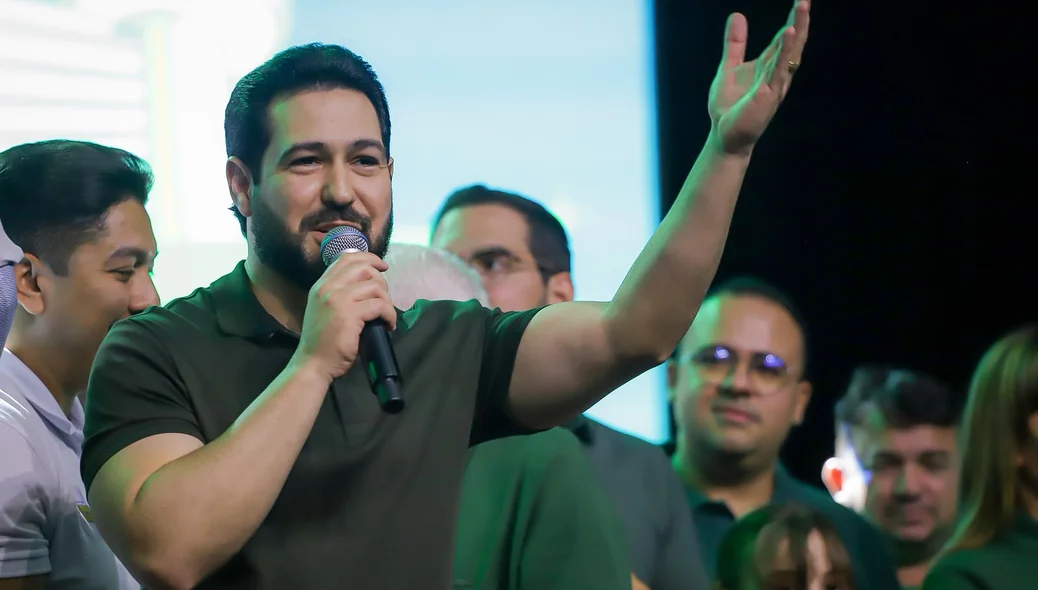 Felipe Sampaio discursa em evento