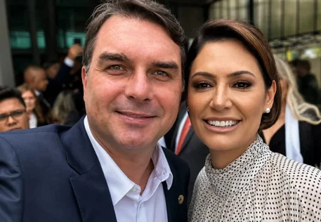 Flávio Bolsonaro diz não ter mais relações pessoais ou profissionais com Michelle Bolsonaro