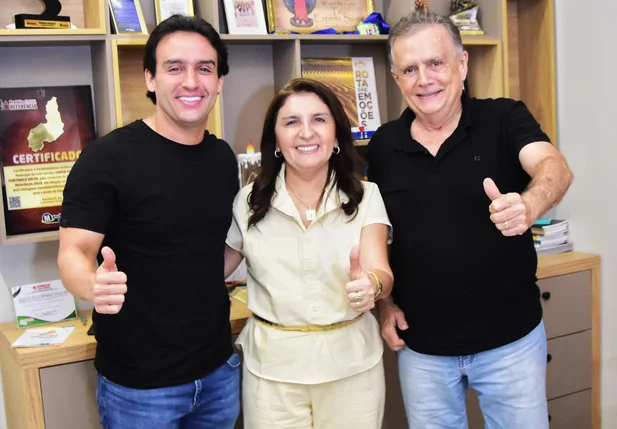 Flávio Nogueira, a prefeita Maninha Fontenele e o deputado Flávio Júnior acompanharam o encerramento do festival