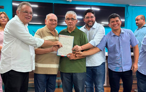 Florentino Neto participa da entrega de títulos definitivos de propriedade para famílias de Parnaíba