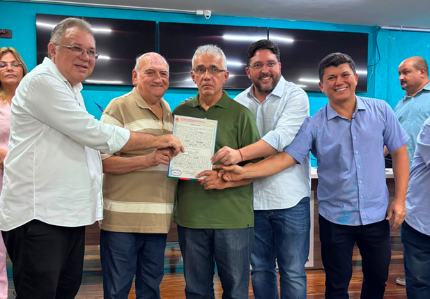 Florentino Neto participa da entrega de títulos definitivos de propriedade para famílias de Parnaíba