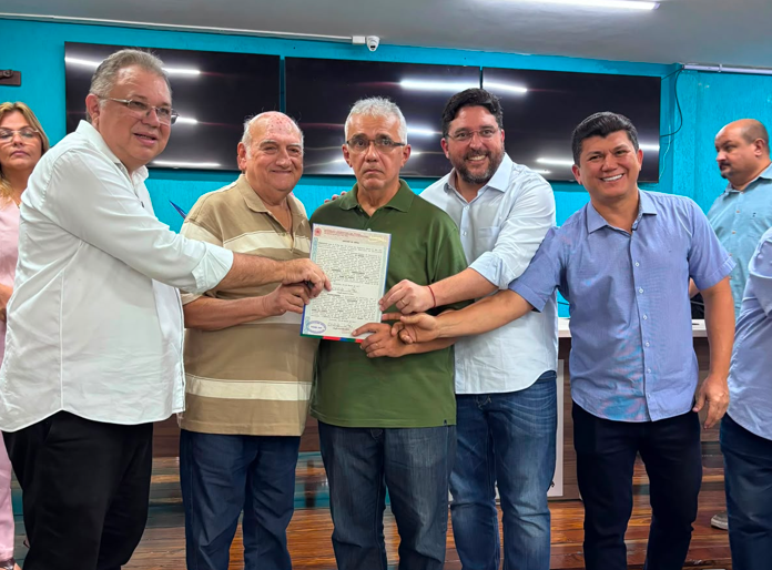 Florentino Neto participa da entrega de títulos definitivos de propriedade para famílias de Parnaíba