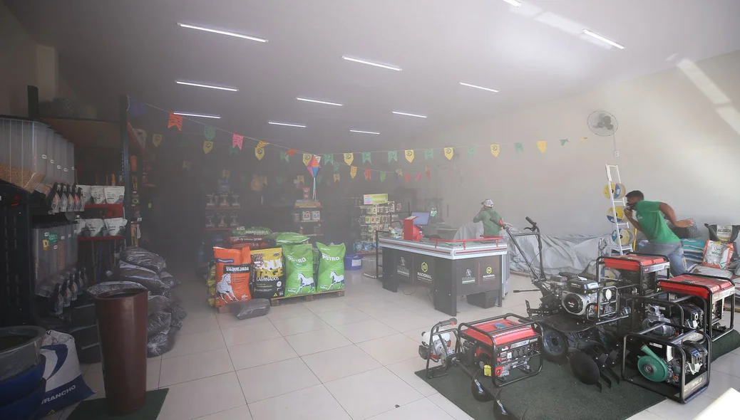 Fumaça toma conta de loja durante incêndio em depósito
